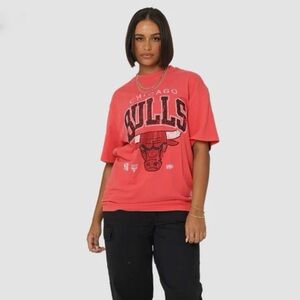 🆕 Mitchell & Ness Chicago Bulls Women’s Oversized Graphic Tee Size M